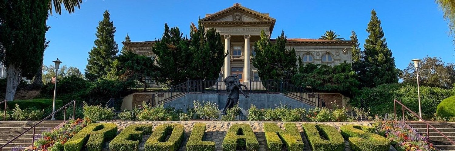 a statue in front of a building
